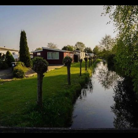 Cozy Chalet In Opmeer Near Amsterdam And Beach ภายนอก รูปภาพ