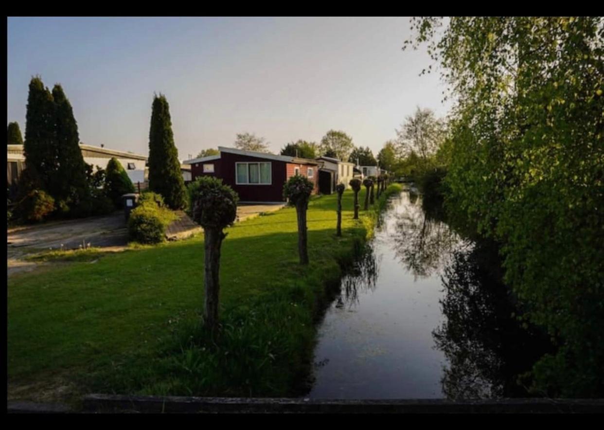 Cozy Chalet In Opmeer Near Amsterdam And Beach ภายนอก รูปภาพ